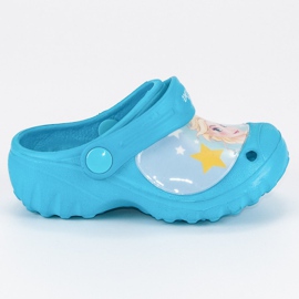 Zapatillas de goma en la tierra de hielo. azul