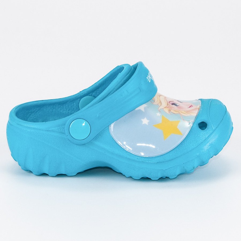 Zapatillas de goma en la tierra de hielo. azul