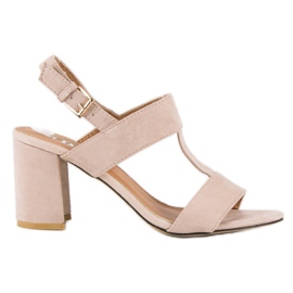 SDS Sandalias rosas en un post rosado