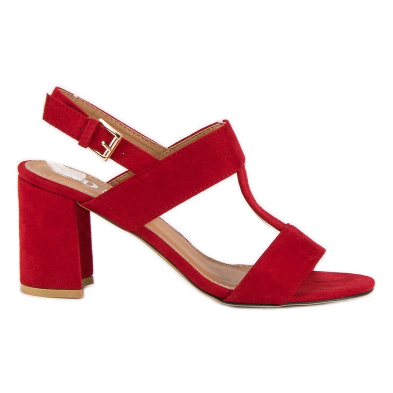 SDS Sandalias rojas en un post rojo