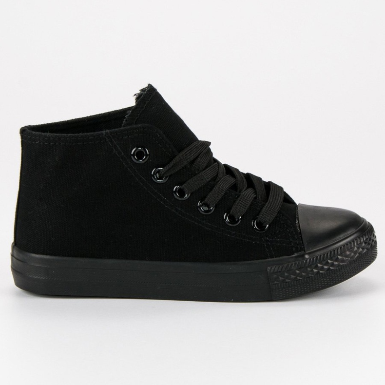 Atado zapatillas por encima del tobillo. negro