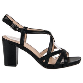 Sandalias negras en el poste negro