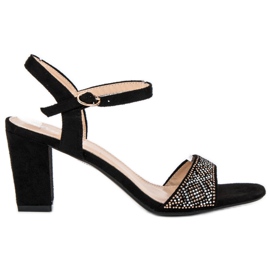 Elegantes sandalias de tacón negro