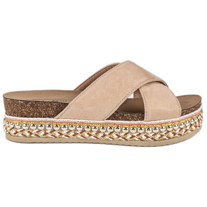 Zapatillas beige en la plataforma