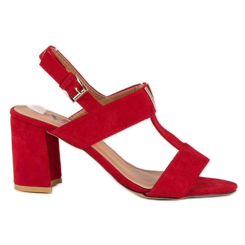 Sandalias de mujer en un poste rojo Sandalias de mujer en un poste rojo