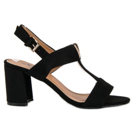 Sandalias de mujer en un poste negro