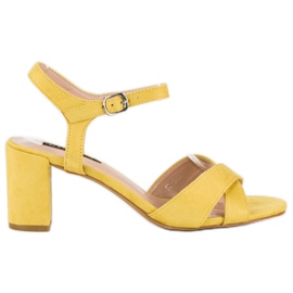 Milaya Sandalias amarillas en el puesto. amarillo