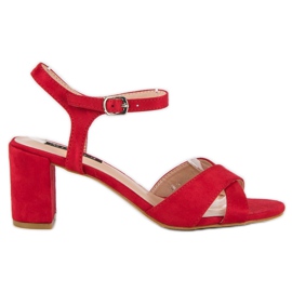 Milaya Sandalias rojas en un post rojo