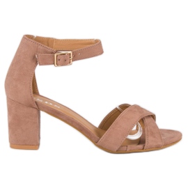 SDS Sandalias de gamuza en un post rosa