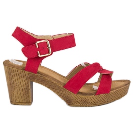 Sandalias ligeras en un post rojo
