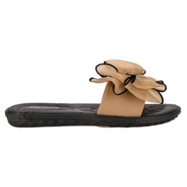 Zapatillas con lazo marrón
