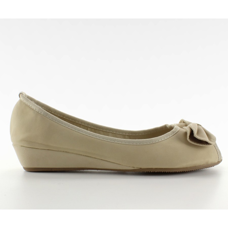 Bailarina en tacones bajos 8550 beige.