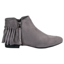 Vinceza Botas ante gris