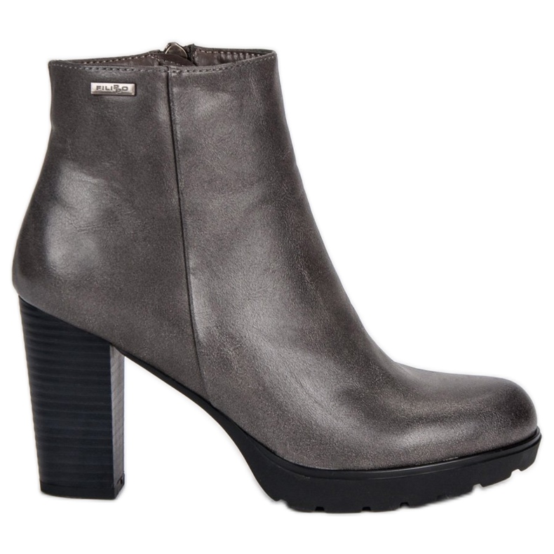 Filippo Botas de grafito en el poste gris
