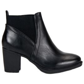 Botas elegantes en el poste negro