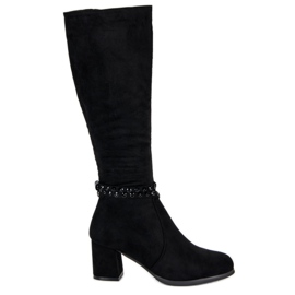 Botas de ante en el poste negro