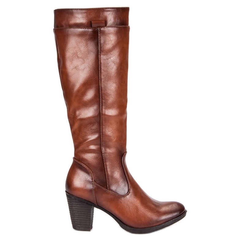 Botas en el puesto de vinceza marrón