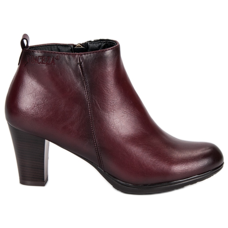 Botas elegantes en el puesto de vinceza. rojo
