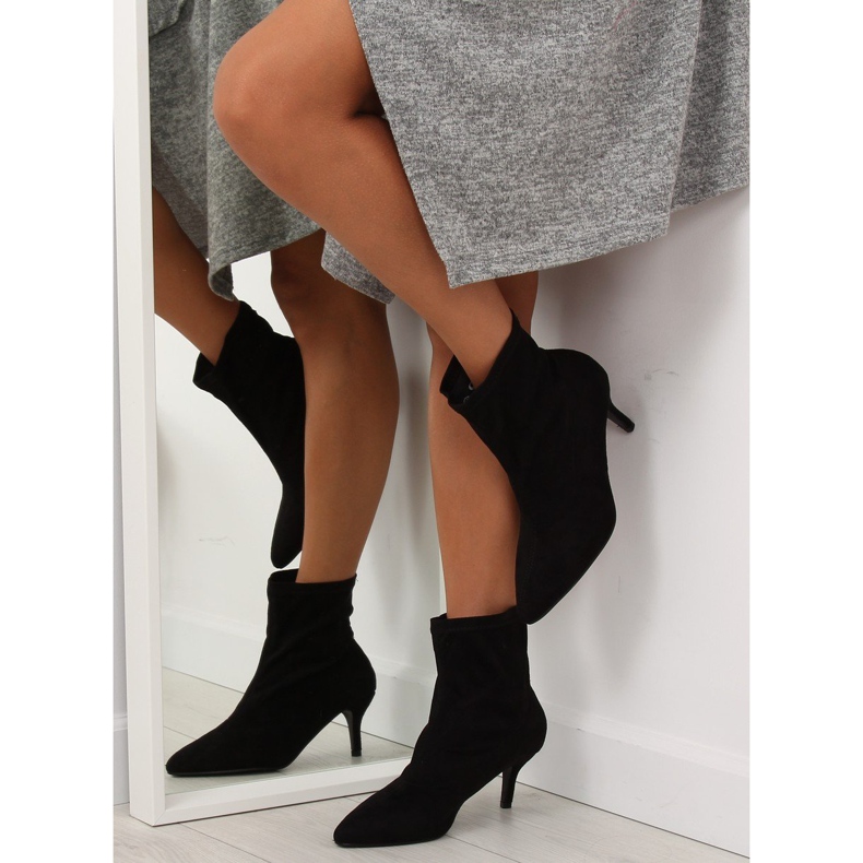 Negro F183 Botas negras en un alfiler Negro F183 Botas negras en un alfiler