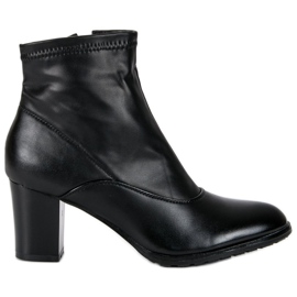 Botines negros en el poste