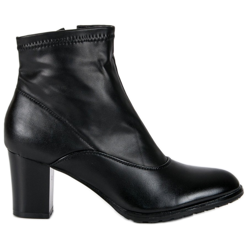 Botines negros en el poste