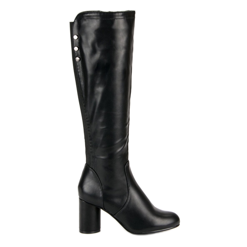 Botas negras en el poste negro