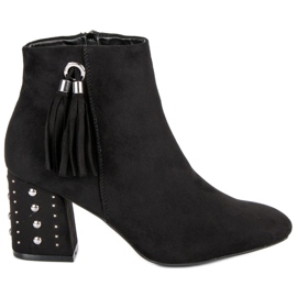 Botas con estilo en el poste negro