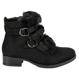 Botas negras con pelo negro