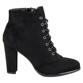 Juliet Botas atadas en el poste negro