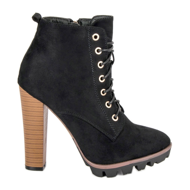 Botines negros atados