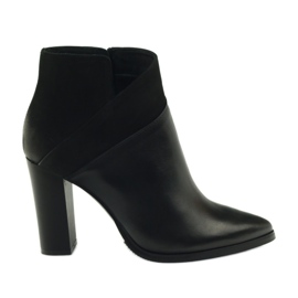 Botas negras Espinto 139 en el poste negro
