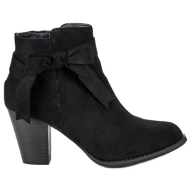 SDS Botines negros en el poste