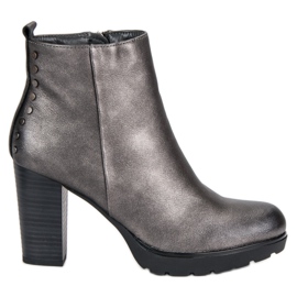 Filippo Botas de grafito en el poste gris