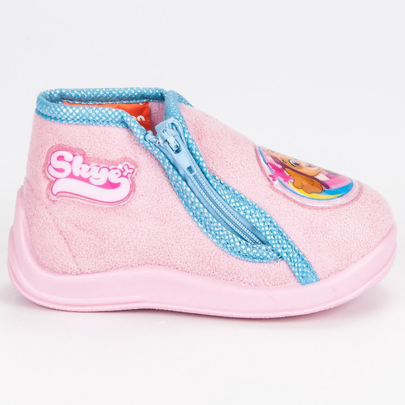 Zapatillas en un deslizador de patrulla psi rosado