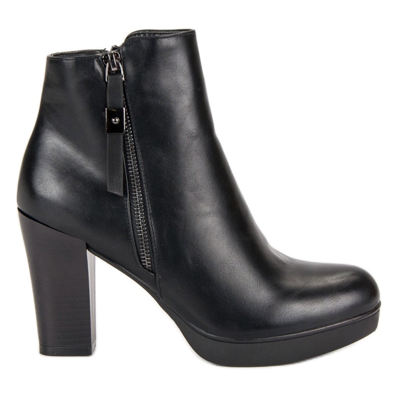 Botas clásicas en el puesto de vinceza negro