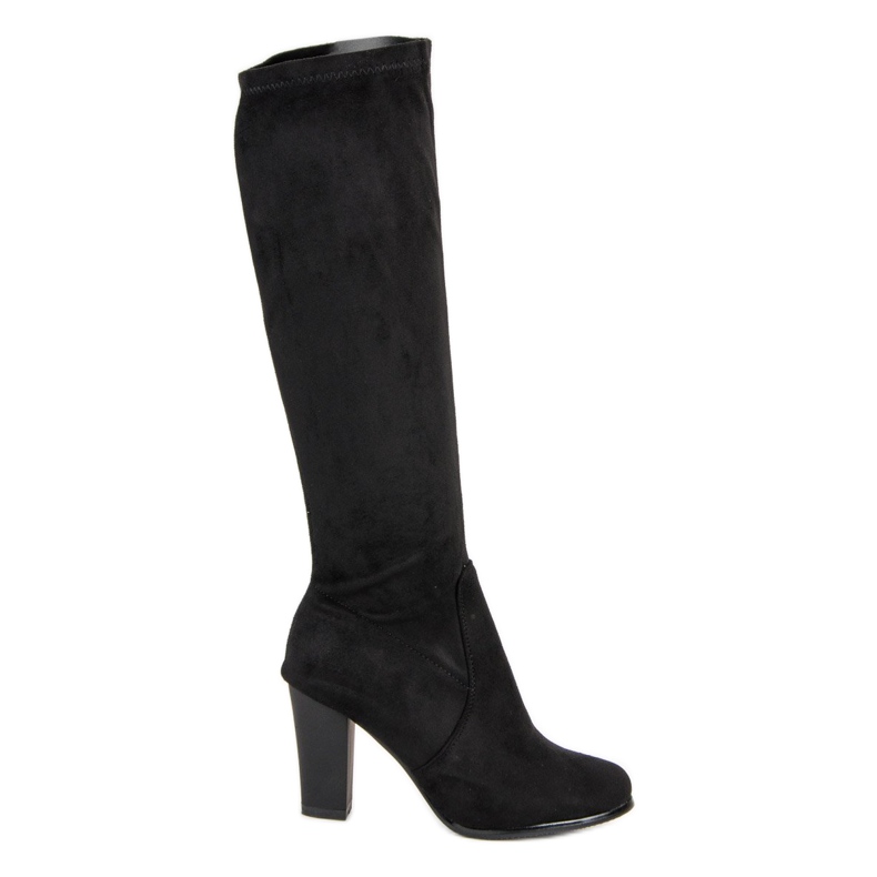 Botas de ante en el poste negro