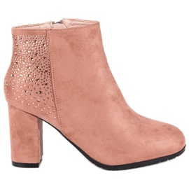Botines de ante en el poste rosa