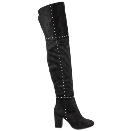 Botas de muslo negras en el poste negro