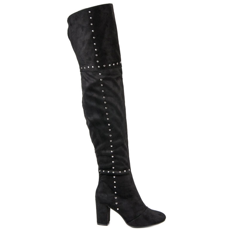 Botas de muslo negras en el poste negro