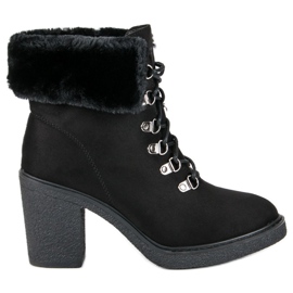 Juliet Botas atadas en el poste negro