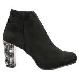 Botas elegantes en un poste negro