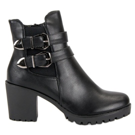 Filippo Botas casuales en un poste negro