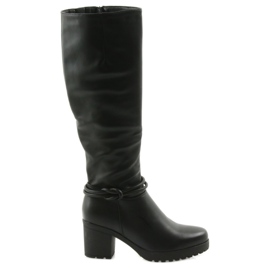 Botas negras FILIPPO 476 en el poste negro
