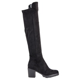 Filippo Botas de gamuza en un pilar negro