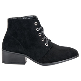 Botines negros atados