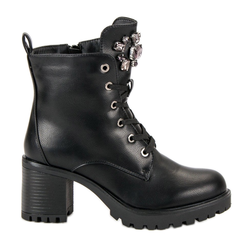 Kylie Botas atadas en el poste negro