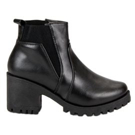 Botines chelsea negros en una barra