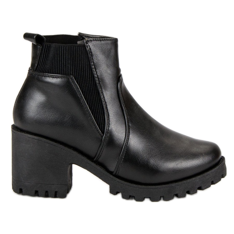 Botines chelsea negros en una barra