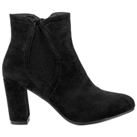 Botines de ante en el poste negro