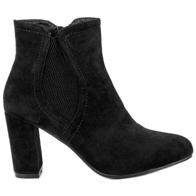 Botines de ante en el poste negro
